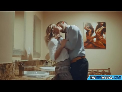 ❤️ Gava ku blondeyek busty we di nav hewşek gelemperî de dixapîne Porno vk li ku.analizatorkrovi.ru ❌❤